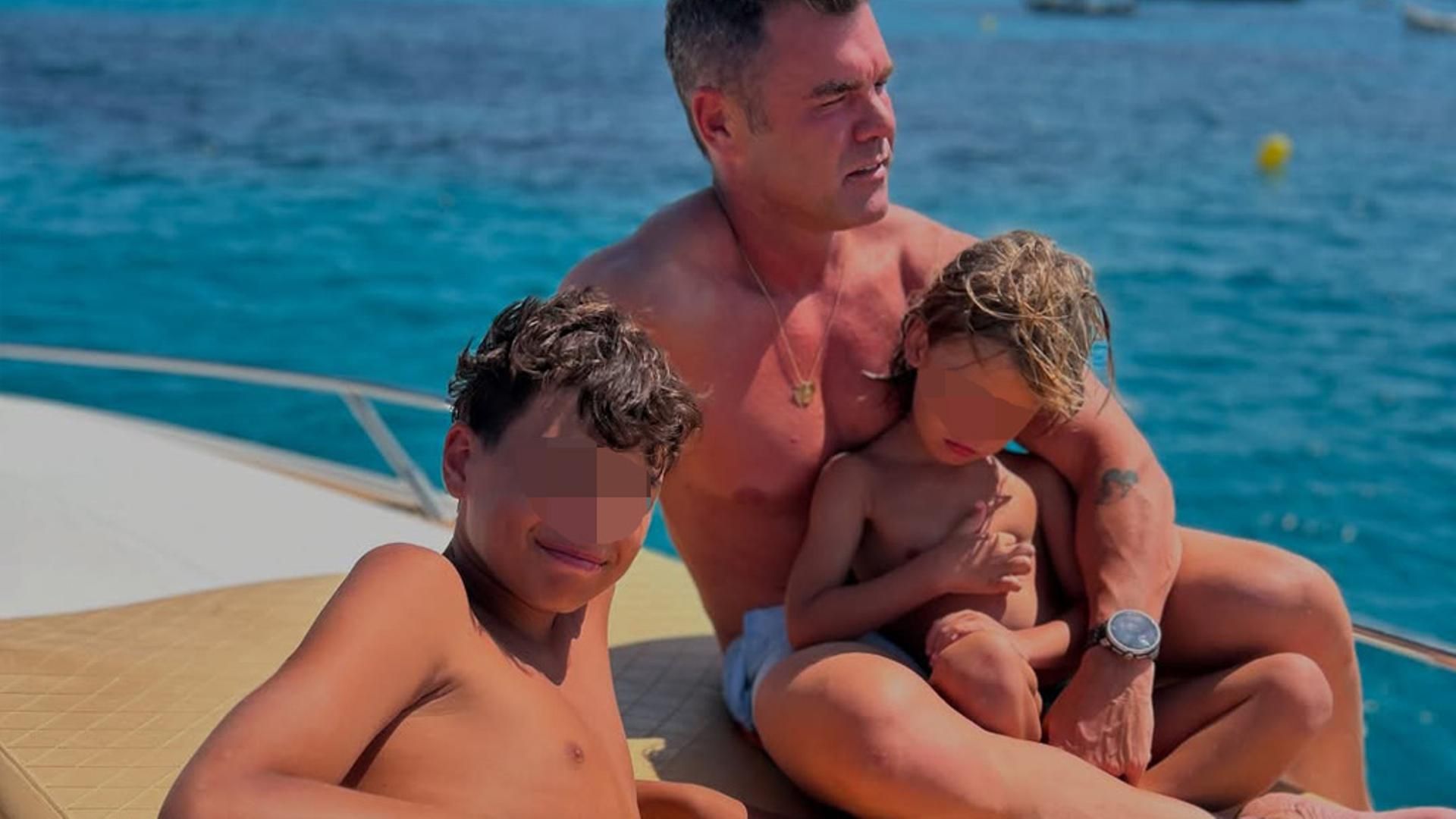 Fonsi Nieto y sus hijos Lucas y Hugo, en Ibiza este verano