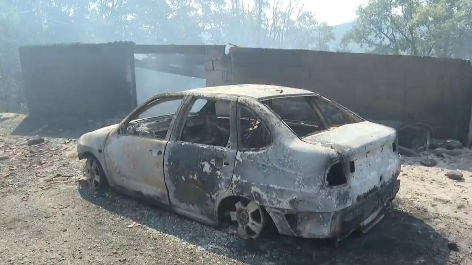 Imagen de un vehículo calcinado por las llamas en A Caridade, Ourense