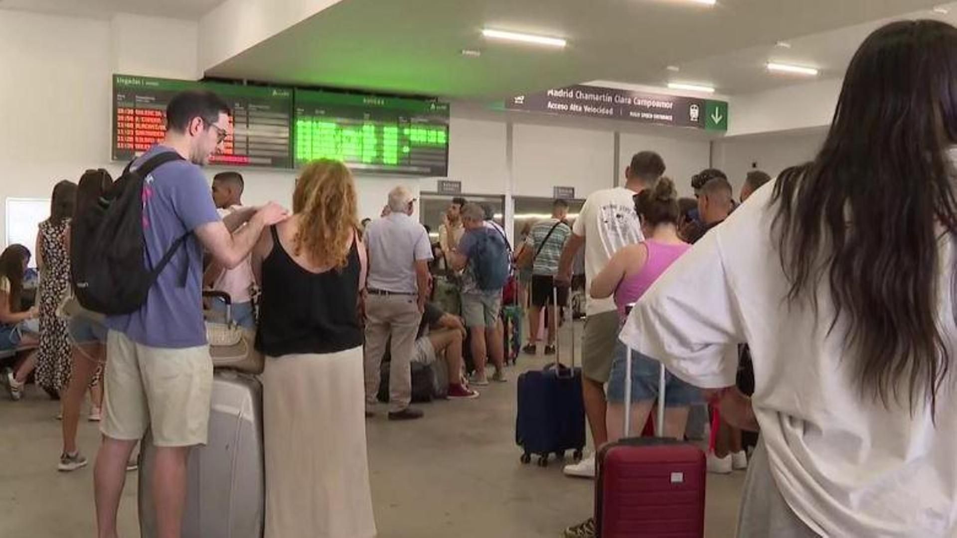 Interrumpida de nuevo la circulación de trenes entre Galicia y Madrid por los fuegos en Ourense y Zamora Interrumpida de nuevo la circulación de trenes entre Galicia y Madrid por los fuegos en Ourense y Zamora
