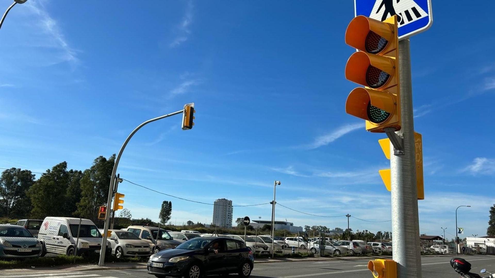 La DGT estrena una nueva señal que avisa de cámaras en semáforos