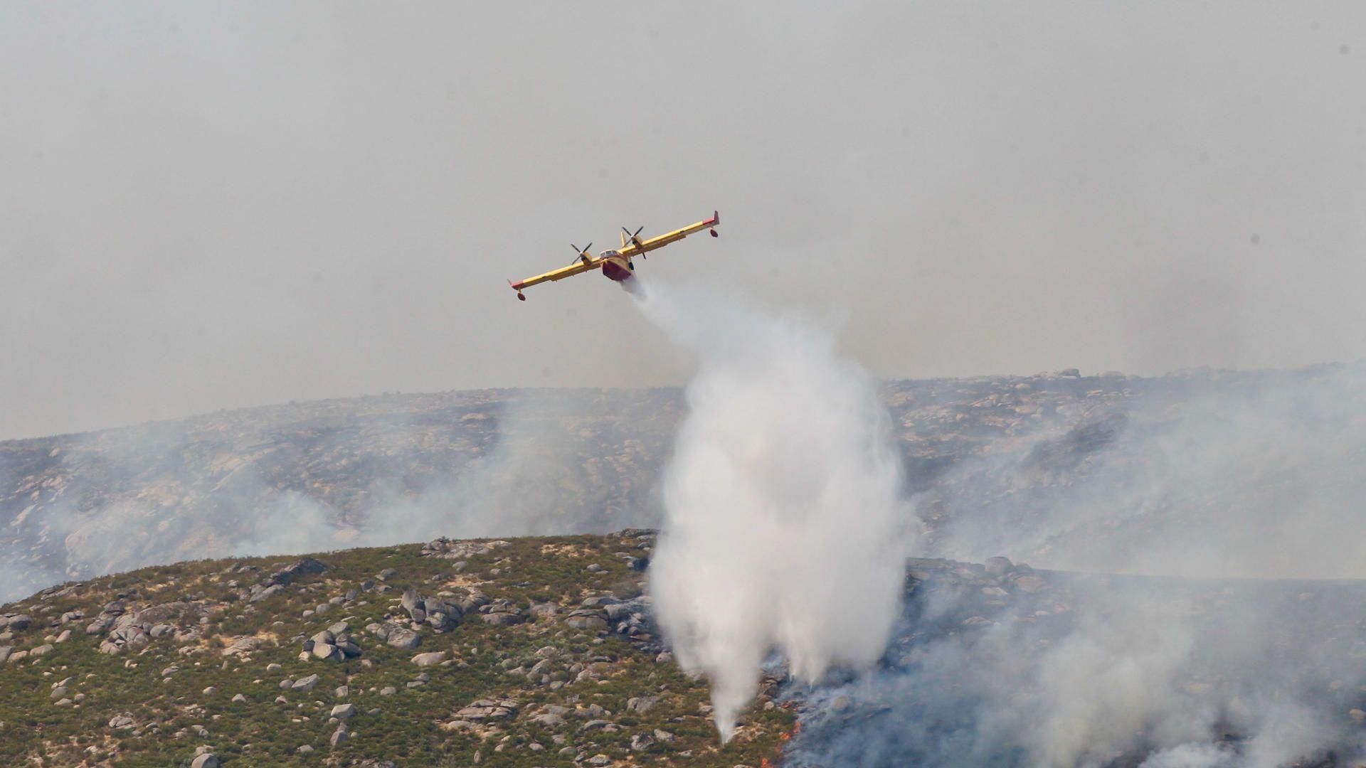 La "impotencia" de los vecinos frente a las llamas de los incendios de Ourense: "Está el pueblo rodeado"
