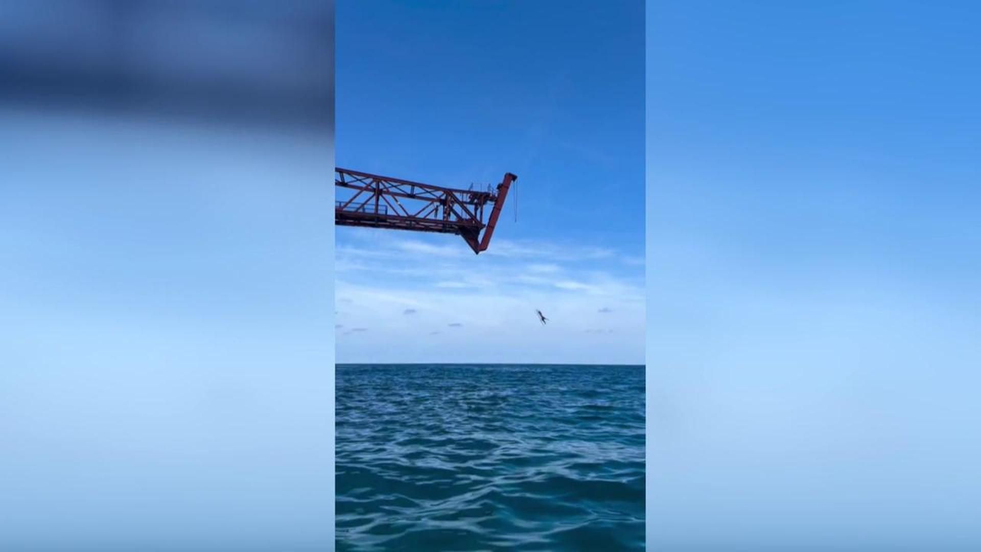 La Policía de Castro Urdiales investiga el vídeo de un youtuber que se columpio en el cargadero de Dício