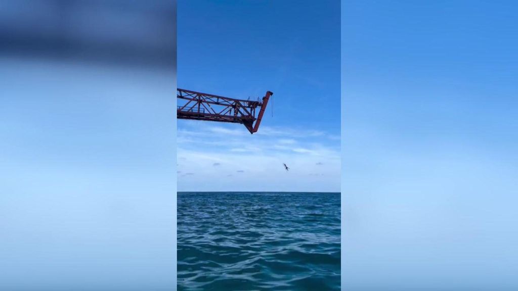 La Policía de Castro Urdiales investiga el vídeo de un youtuber que se columpio en el cargadero de Dício