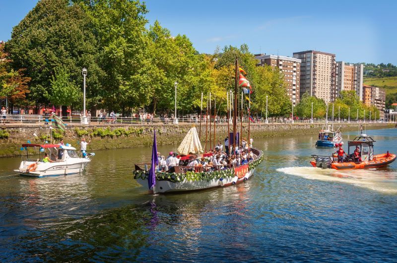 La procesión náutica de la Amatxu de Begoña se celebra el 14 de agosto