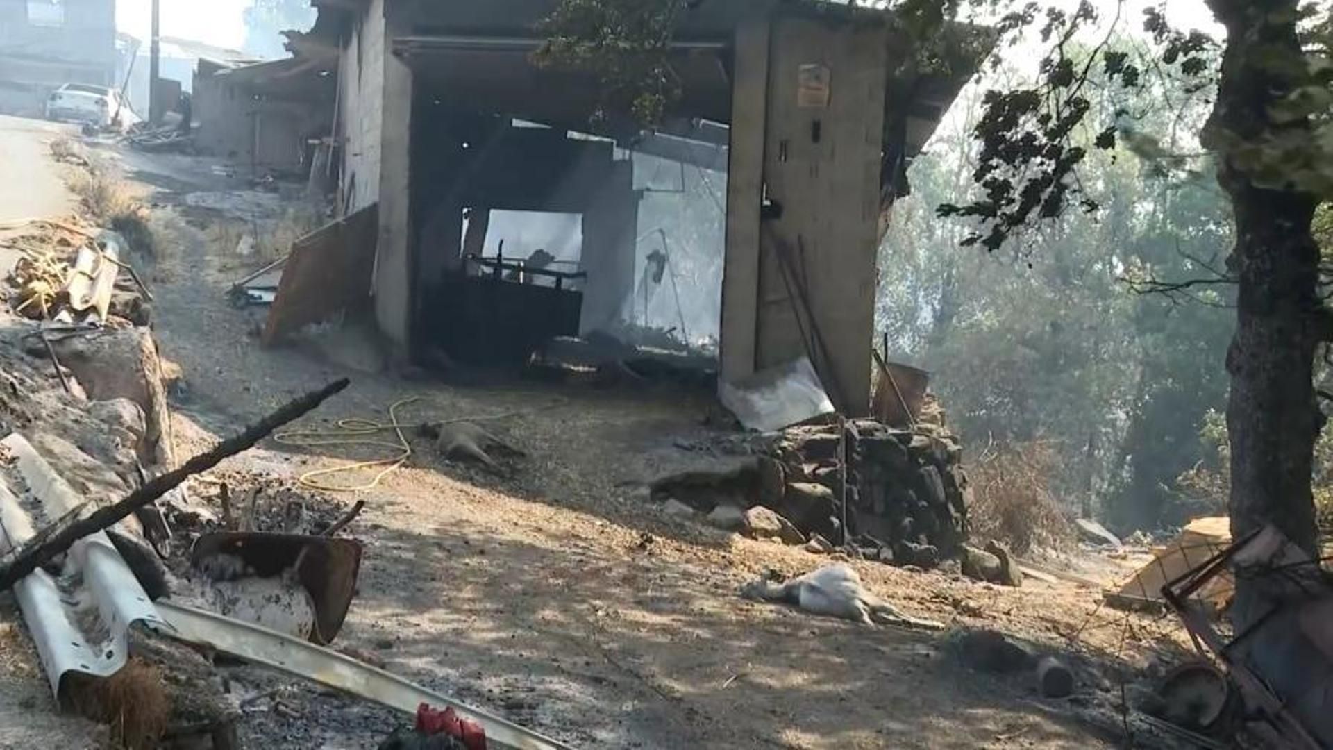 Las llamas arrasan A Caridade, en Ourense, y los vecinos denuncian el abandono: "¡Nos dejaron arder!"