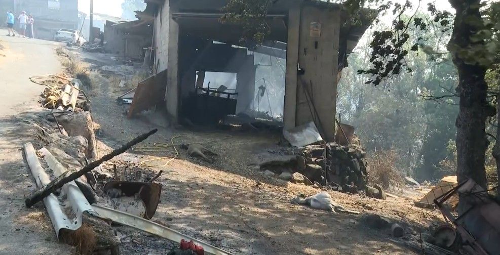 Las llamas arrasan la aldea de A Caridade, en Ourense, y los vecinos denuncian el abandono: "¡Nos dejaron arder!"
