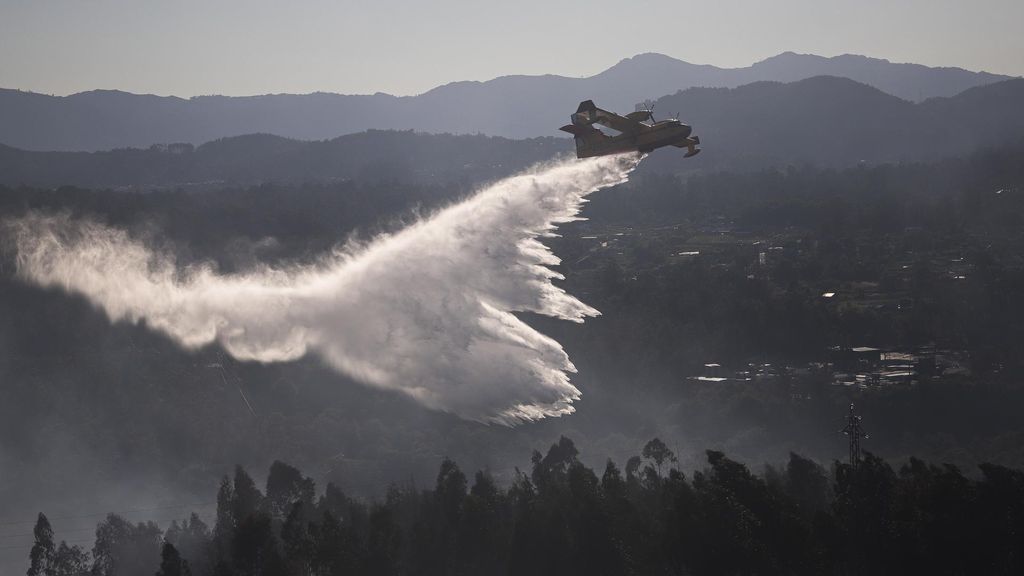 Los incendios se trasladan a la lucha política con críticas y reproches sobre los medios empleados en las labores de extinción