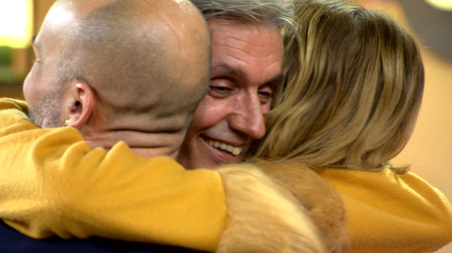 Los tres amigos virtuales se abrazan