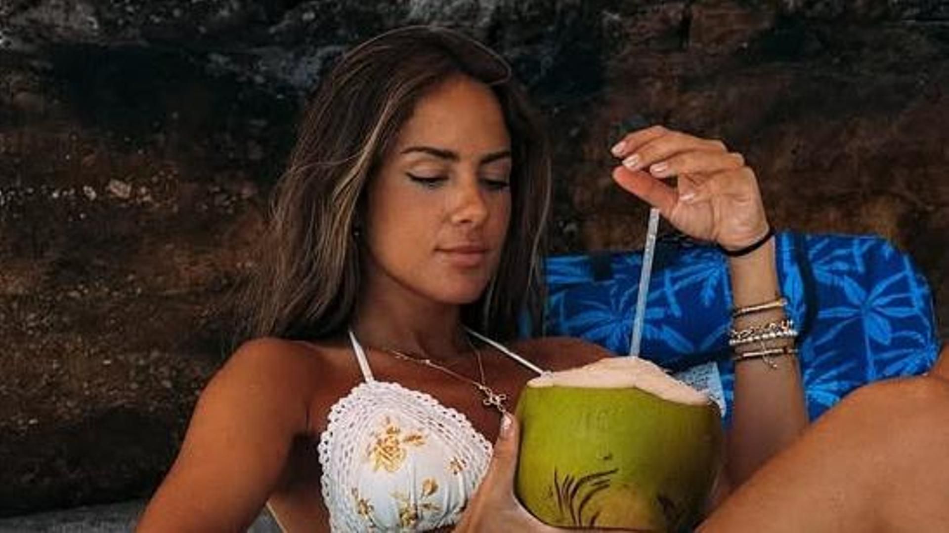 Melyssa Pinto en El Salvador de vacaciones con el collar de Mario Casas