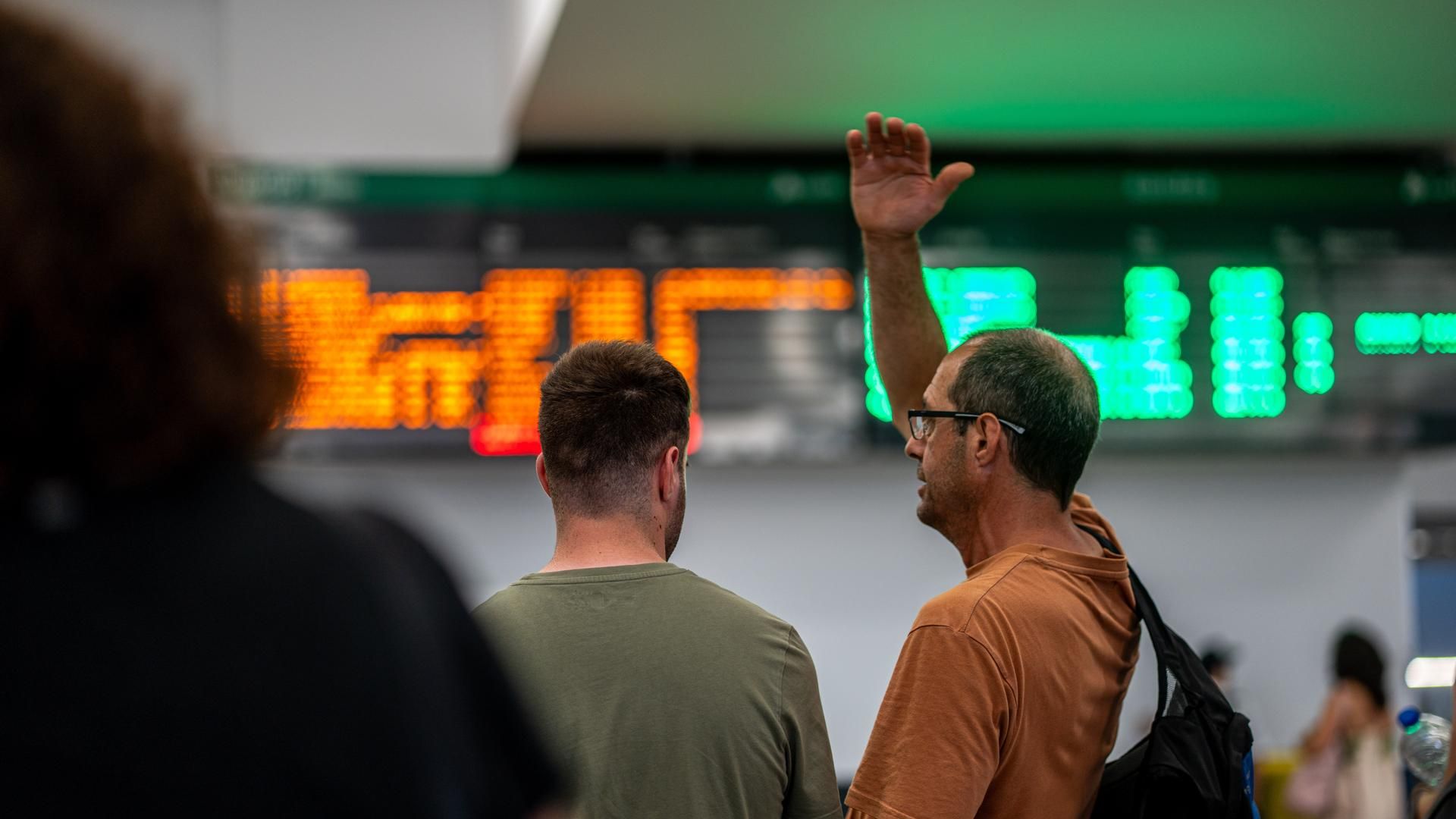 Pasajeros a la espera en la estación de Chamartín Clara Campoamor, Madrid