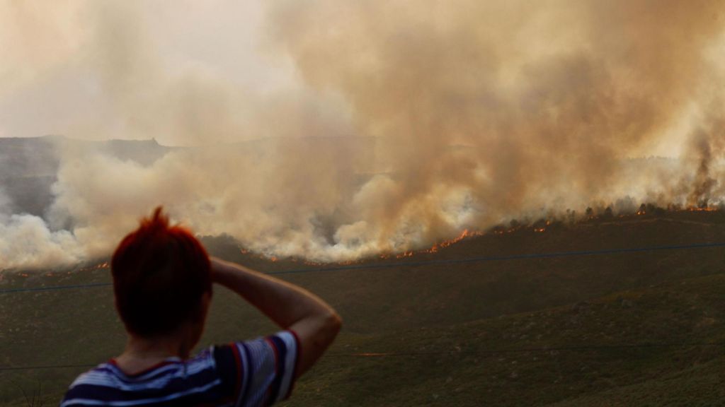 Reabre la A-52 tras embolsar miles de vehículos por los incendios entre Zamora y Ourense