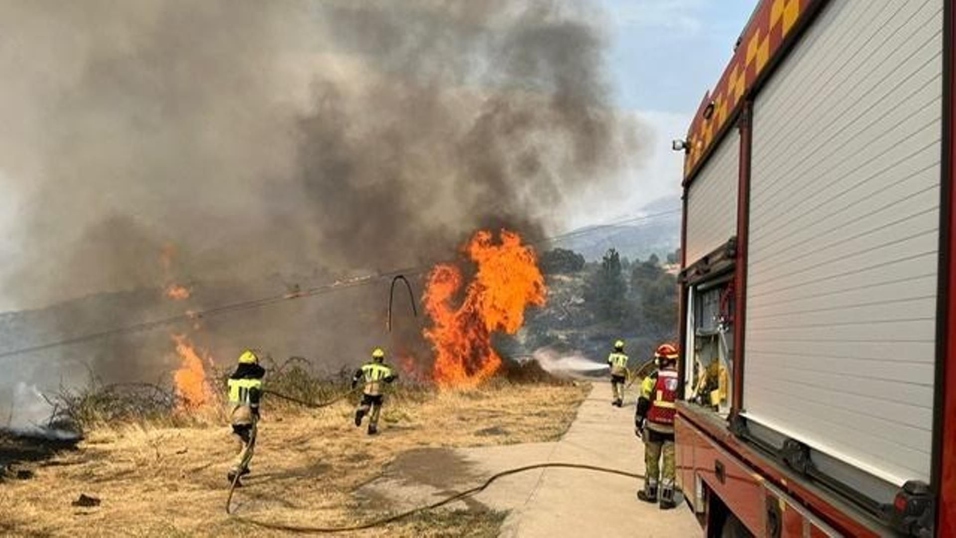 Rescatan y ponen a salvo a 19 personas que estaban atrapadas por el fuego en Cabezabellosa, Cáceres