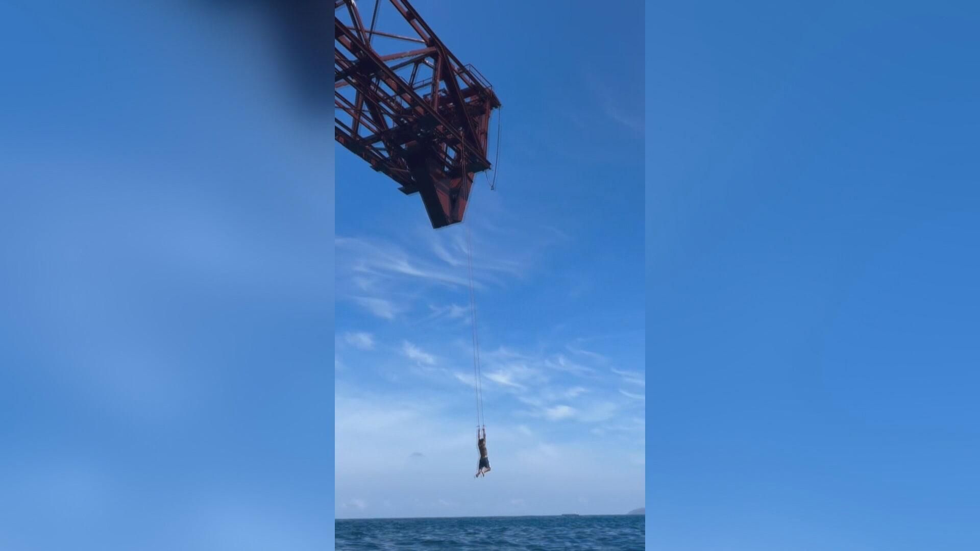 Un joven se columpia y se lanza al mar desde el cargadero protegido de Castro Urdiales