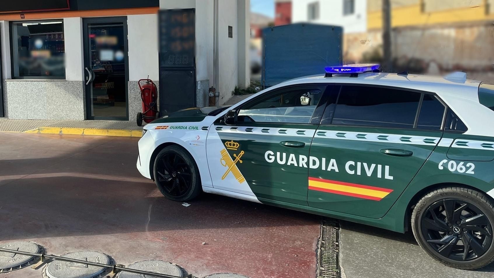Un vehículo de la Guardia Civil en una gasolinera de Almería
