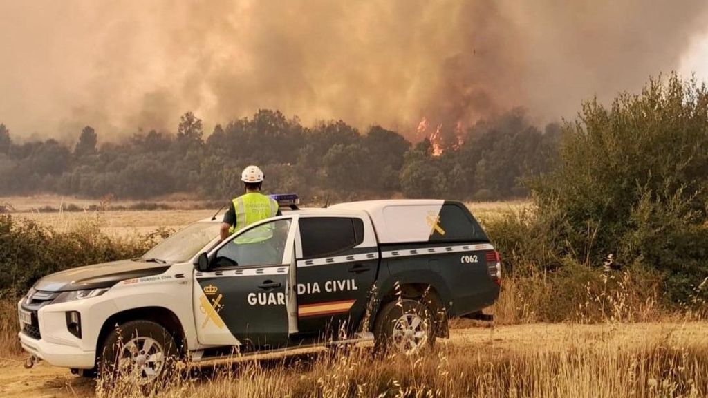 Un vehículo y un agente de la Guardia Civil en los incendios en Zamora