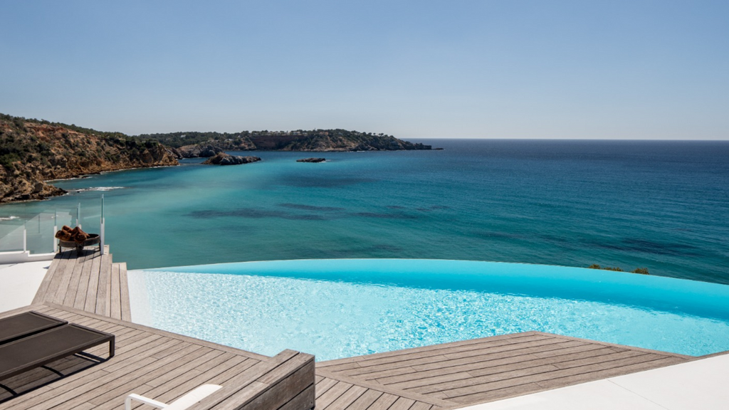 Una villa con piscina y vistas al mar