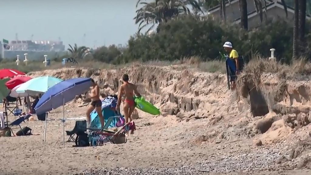 Vergüenza por el estado de la playa de la Malvarrosa de Sagunto con bandera azul : “Está completamente impracticable”