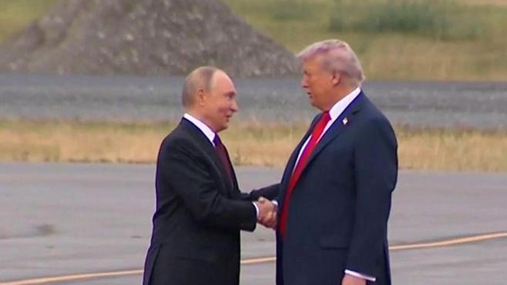 Así ha sido la llegada de Putin a Alaska: Donald Trump le recibe con un enérgico apretón de manos