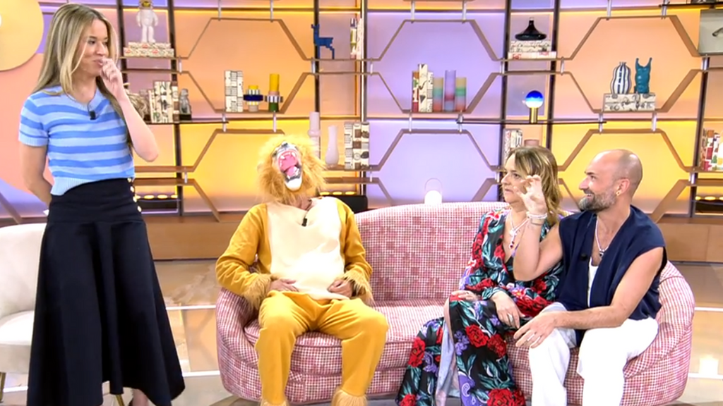 Dos amigos se parten de risa al conocer a su amigo virtual vestido de león: "Me estaba asfixiando"