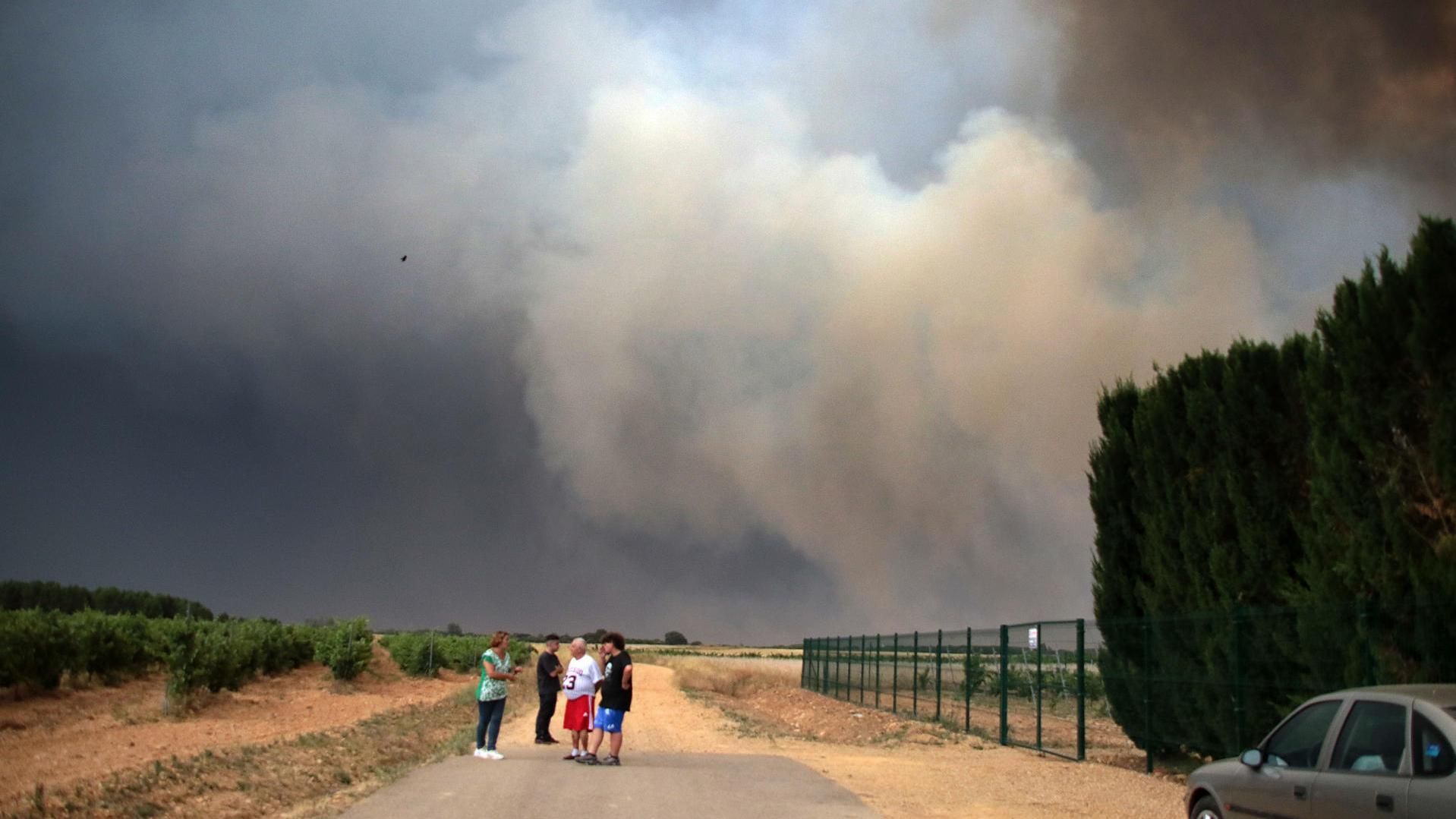 El avance de las llamas en la provincia de León del incendio iniciado en Molezuelas de la Carballeda (Zamora) ha provocado el desalojo de otras 13 localidades en la provincia de León