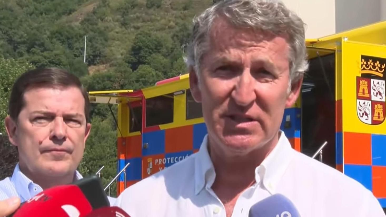 El presidente del Partido Popular, Alberto Núñez Feijóo,  junto al presidente de Castilla y León, Alfonso Fernández Mañueco en, el Puesto de Mando Avanzado de Palacios del Sil de la Junta de Castilla y León.