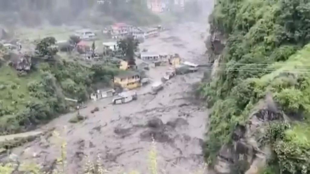 Las lluvias torrenciales dejan ya más de 300 muertos en la India y el norte de Pakistán