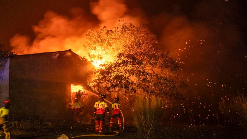 Los bomberos tratan de sofocar un incendio en la localidad de A Caridade, en el municipio de Monterrei (Ourense)