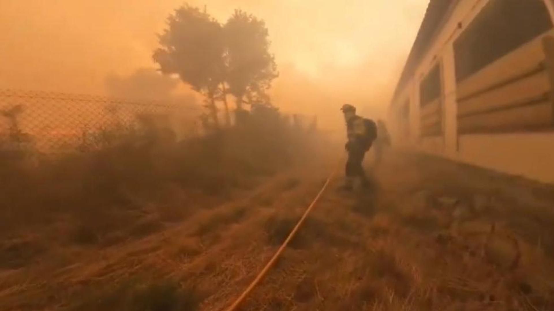 Los esfuerzos para frenar las llamas no cesan en Galicia
