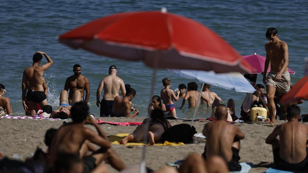 Muchas personas en la playa de la Malagueta este jueves en Málaga en el que continúa la ola de calor