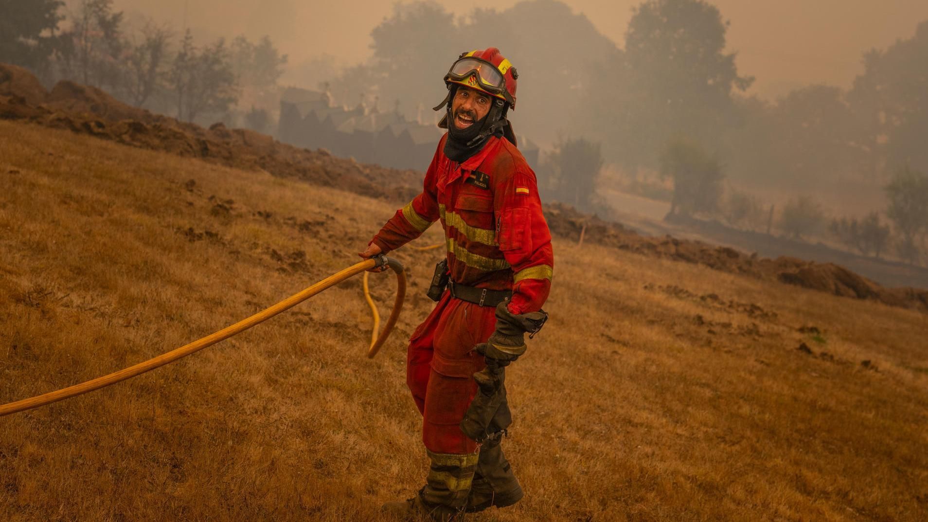 n efectivo de la Unidad Militar de Emergencias (UME) en la localidad de A Espasa, durante el incendio forestal que permanece activo en Chandrexa de Queixa (Ourense)