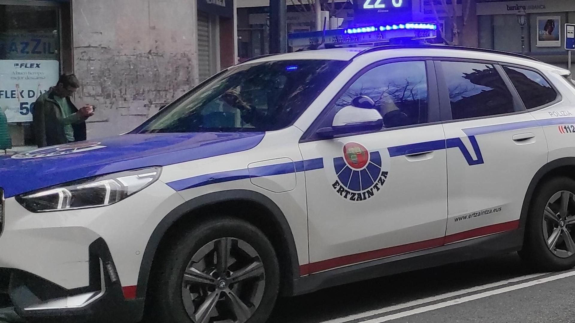 Un coche de la Ertzaintza en Bilbao. Foto de archivo