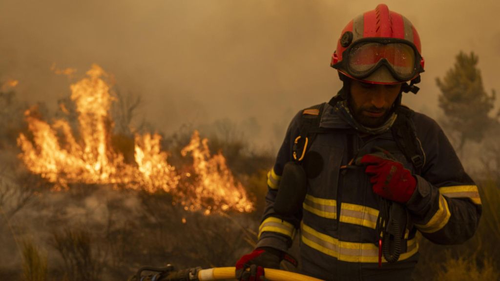 Viernes negro de incendios en España: decenas de fuegos activos, miles evacuados y zonas críticas en toda la península