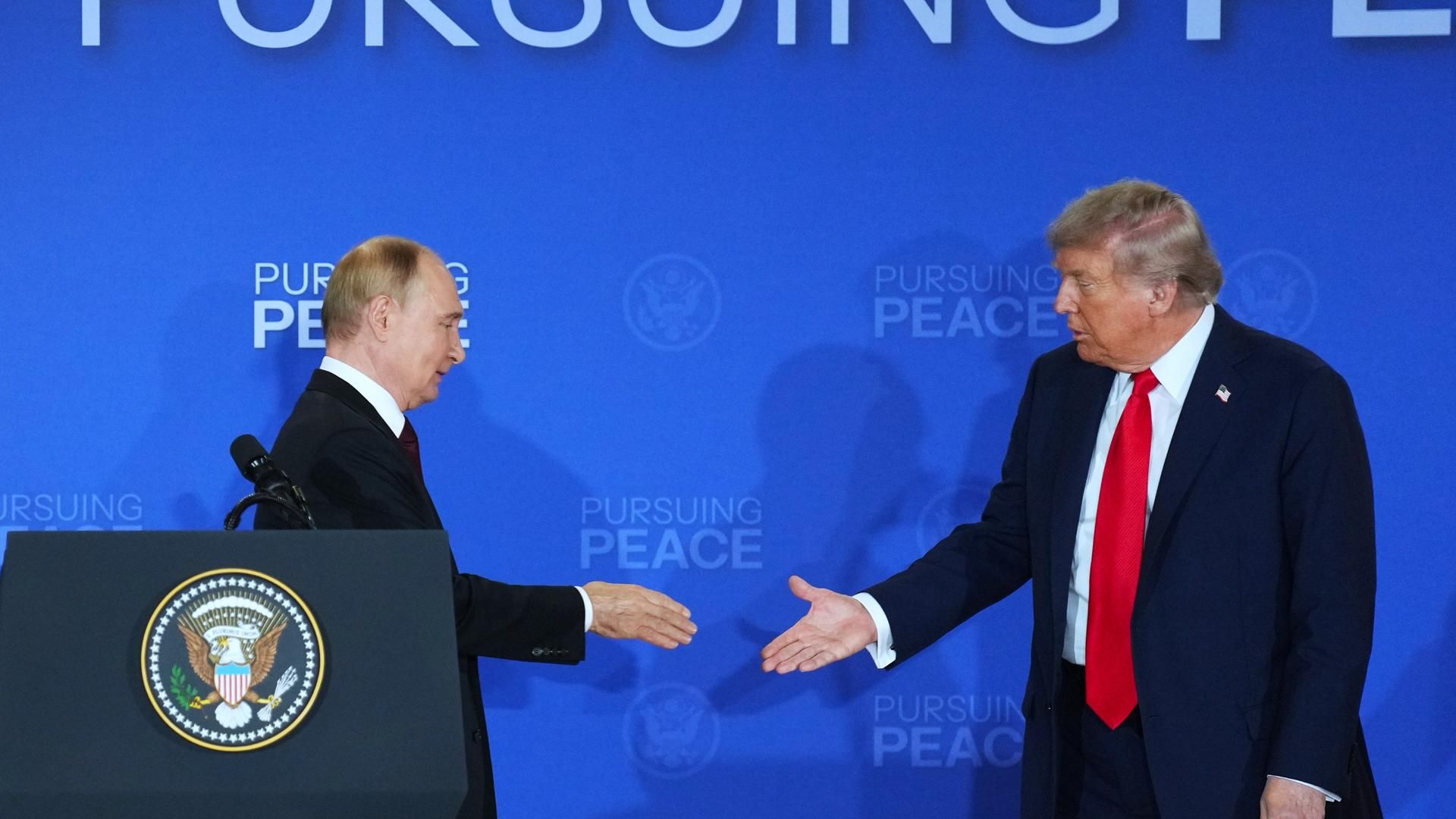 Donald Trump y Vladimir Putin se saludan en Alaska