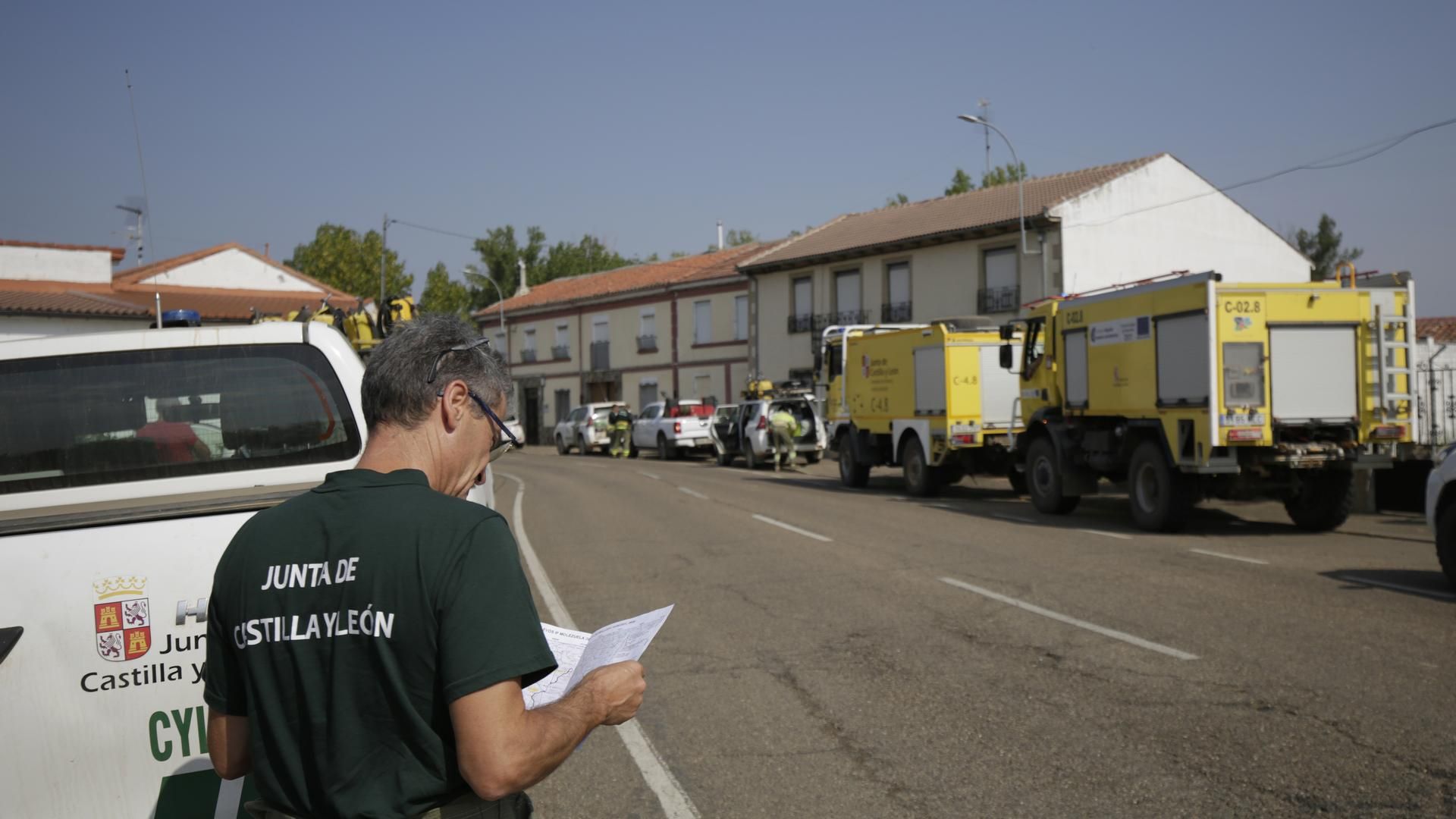 Equipos de bomberos forestales en Villamontán de la Valduerna, León, Castilla y León (España)