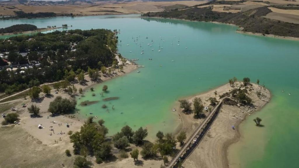 Muere un joven de 17 años ahogado cuando se bañaba en el pantano de Alloz, en Navarra