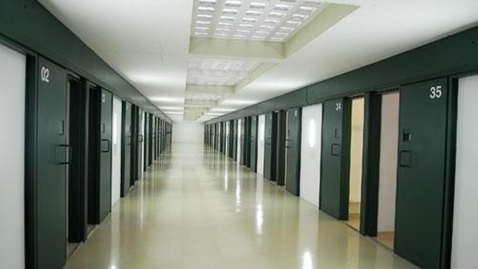 Mueren dos presos por consumir droga impregnada en papeles en la cárcel de Algeciras, Cádiz