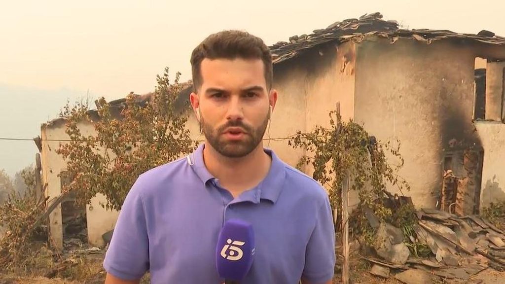 Un equipo de 'Informativos Telecinco', testigo del derrumbe de una casa en llamas en Petín, Ourense
