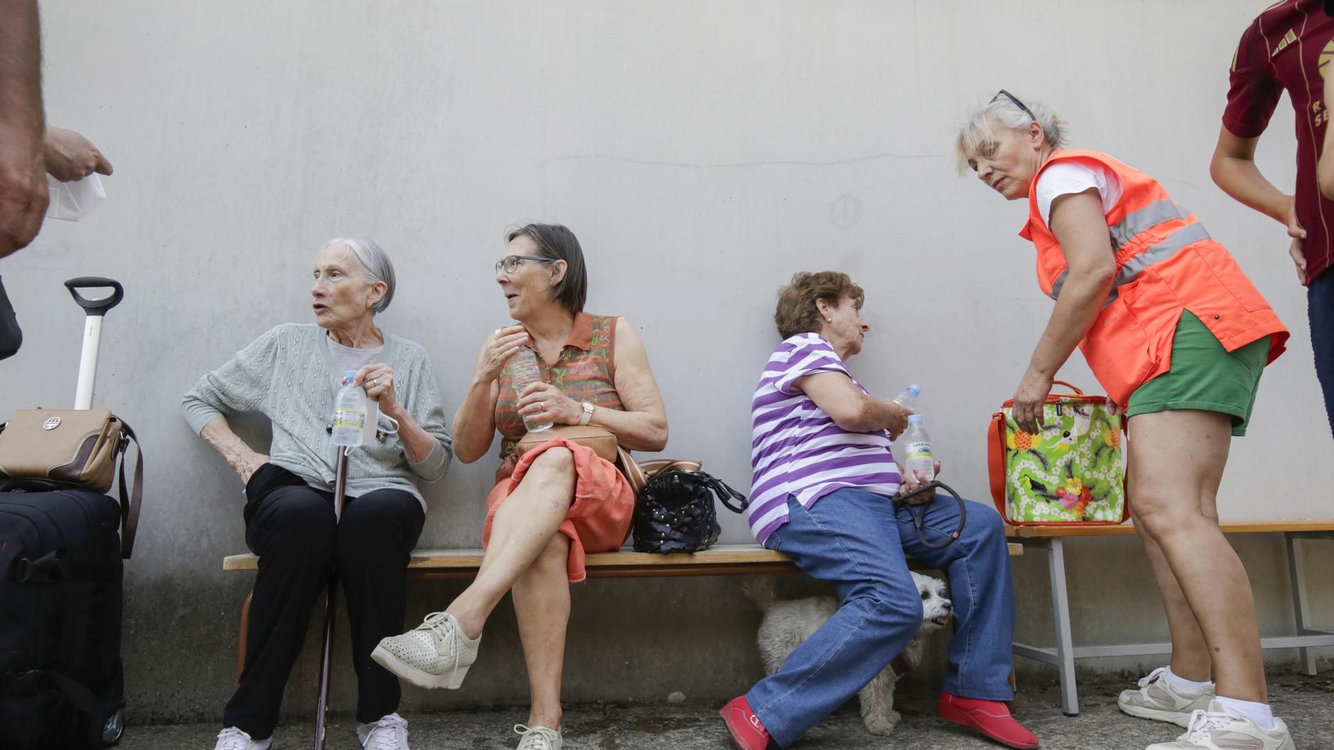 Un grupo de personas desalojadas de Salientes en el pabellón municipal de Palacios del Sil, León