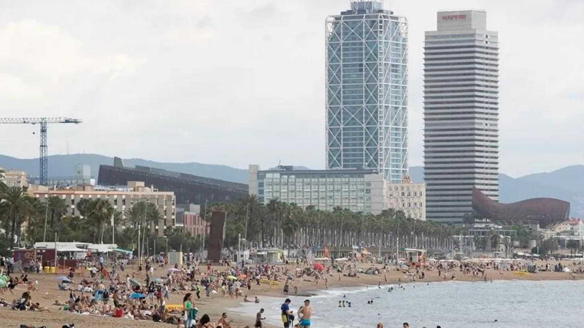 Un helicóptero turístico ameriza de emergencia en la playa de la Barceloneta