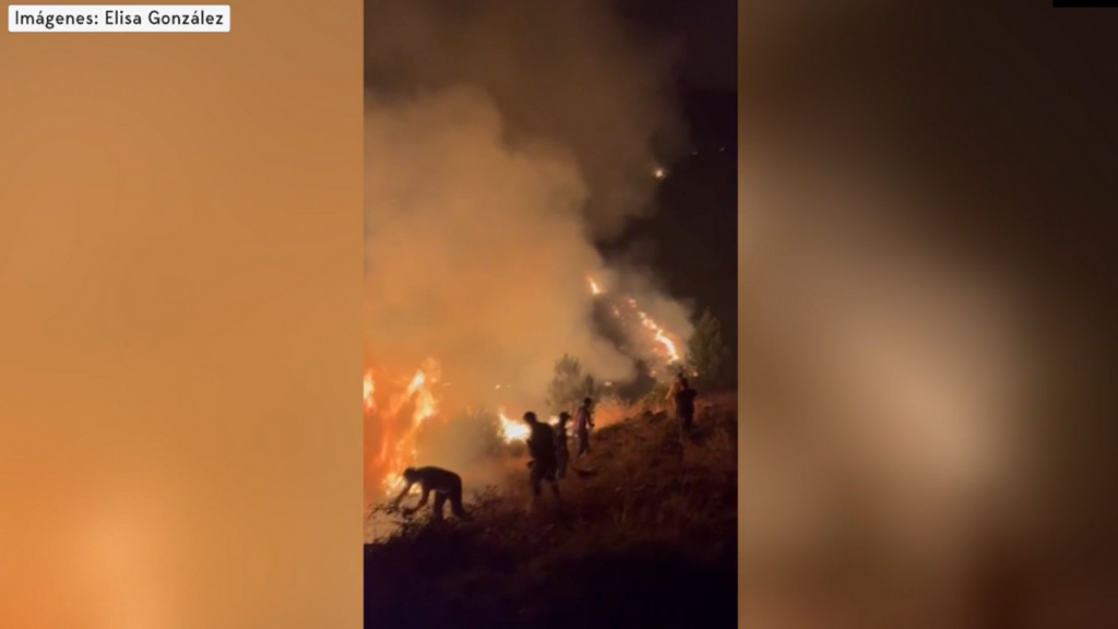 Vecinos de Viana do Bolo, en Orense, se quejan de que nadie les ayuda con el fuego: tratan de sofocar las llamas con ramas