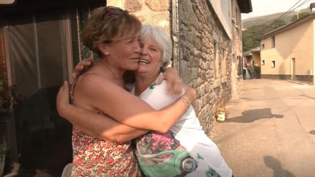 La emotiva vuelta a casa de los vecinos evacuados por los incendios de Zamora