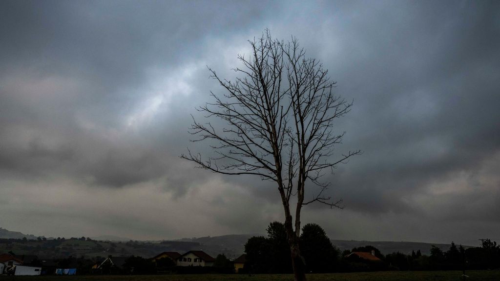 Asturias afronta 12 incendios forestales: inquieta la entrada del fuego al corazón de la vertiente leonesa de Picos de Europa
