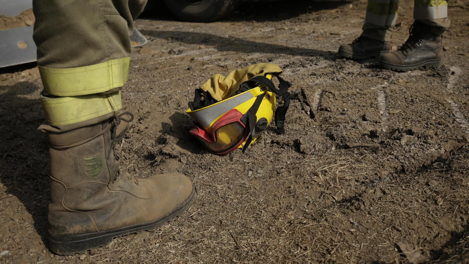 Bomberos forestales en las labores de extinción para sofocar los incendios forestales de León