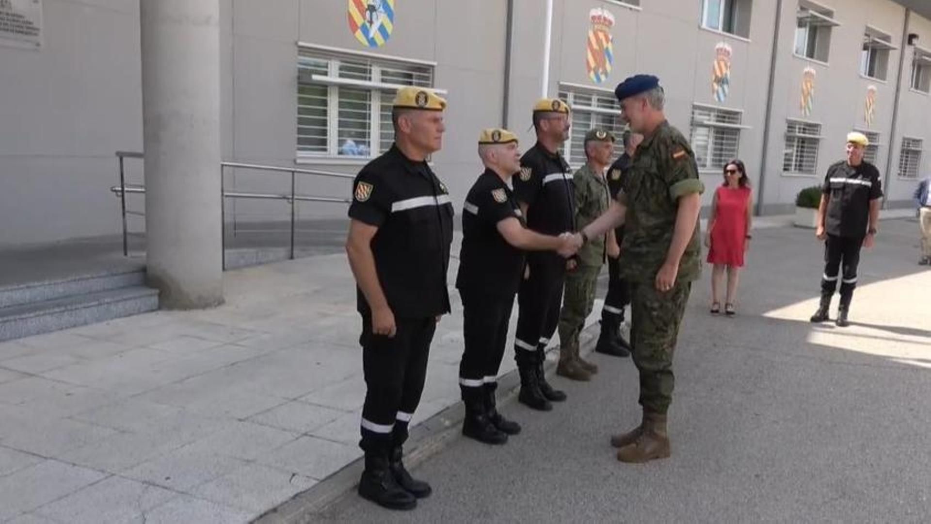 Felipe VI reconoce la labor de la UME contra la voracidad de los incendios y llama a la prudencia