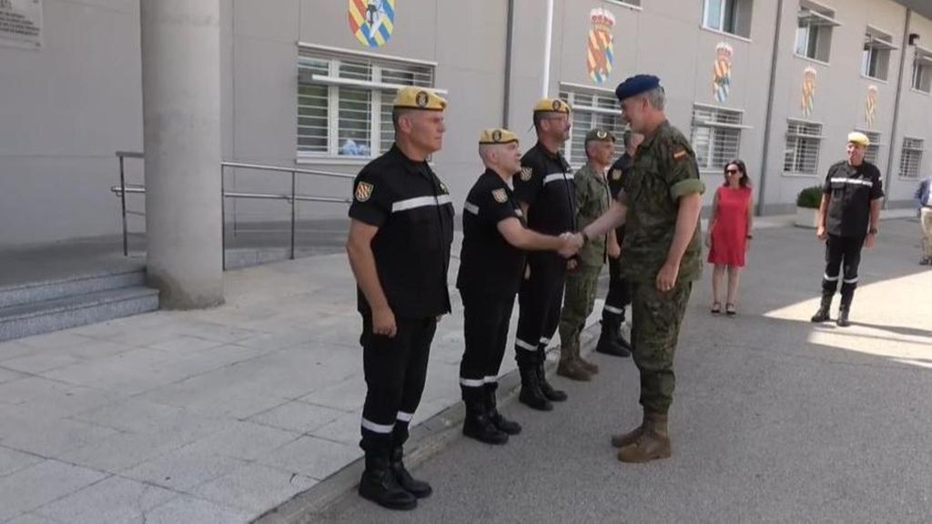 Felipe VI reconoce la labor de la UME contra la voracidad de los incendios y llama a la prudencia