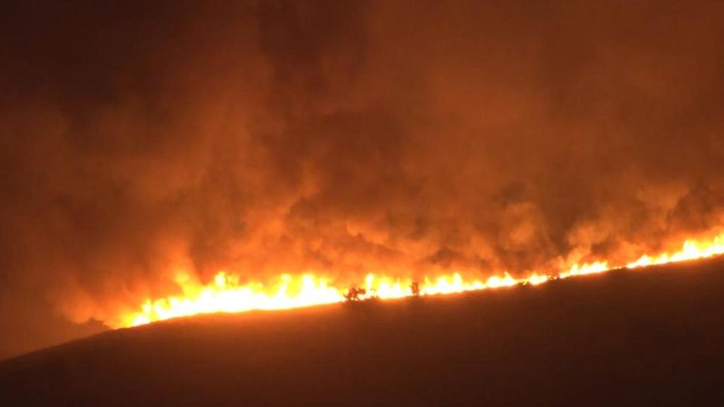 Incendios en Extremadura: el fuego de Jarilla, "desbocado", fuerza evacuaciones cerca de Hervás