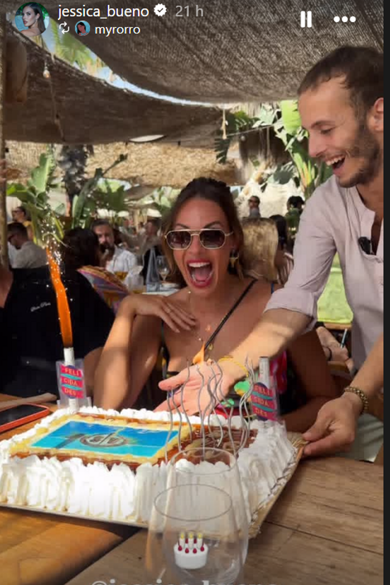 Jessica Bueno con su tarta de cumpleaños