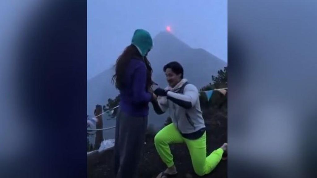 La espectacular pedida de matrimonio de una pareja con una volcán en erupción que arrasa en la Red