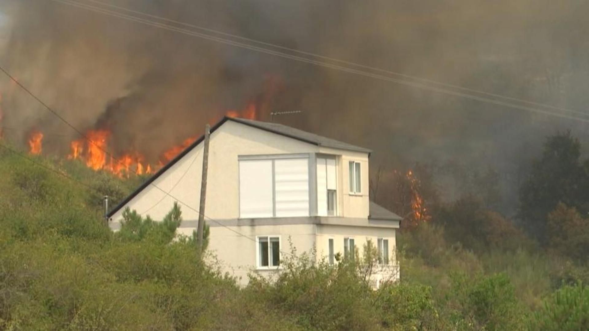 Las llamas cercan las viviendas de Carballeda Avia, en Ourense, causando momentos muy tensos