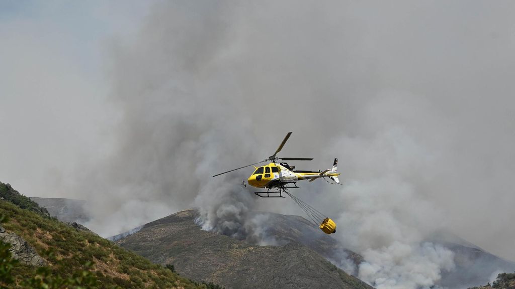 Los incendios obligan a desalojar a más de 9.000 personas en León, Zamora, Ourense, Cáceres, Badajoz y Asturias